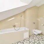 Modern Two-bedroom Apartment, City Centre Daire