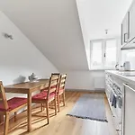 Apartment Modern Two-bedroom Apartment, City Centre *