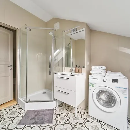 Modern Two-bedroom Apartment, City Centre