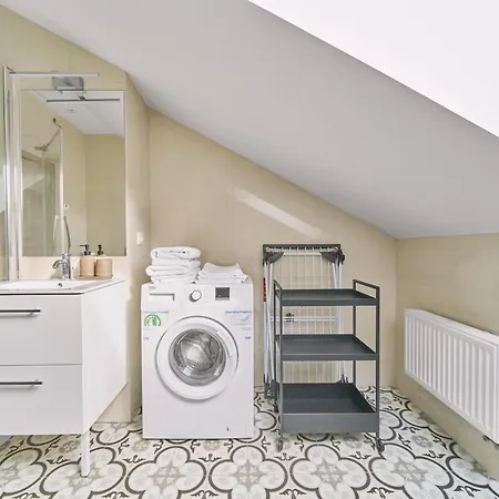 Modern Two-bedroom Apartment, City Centre Apartment